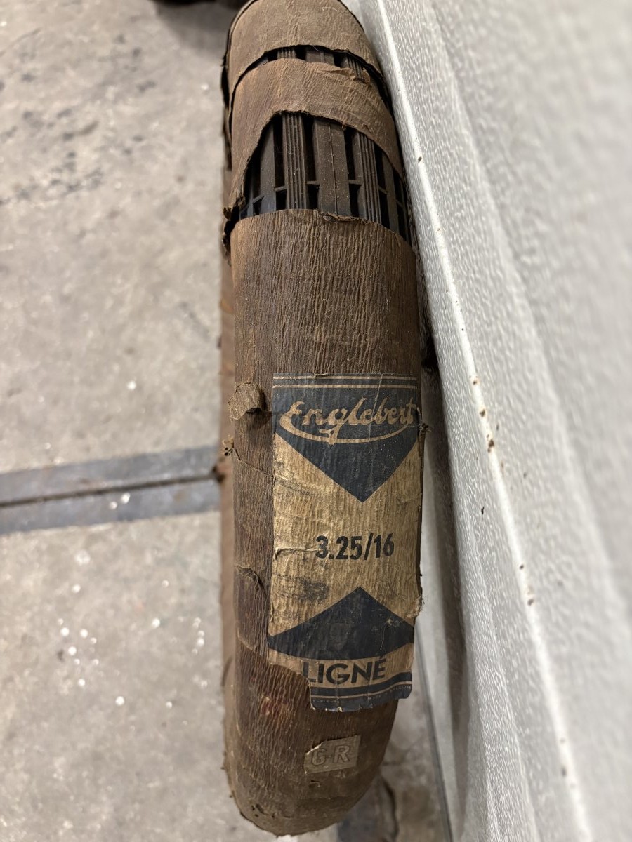 Englebert buitenband 3.25 - 16